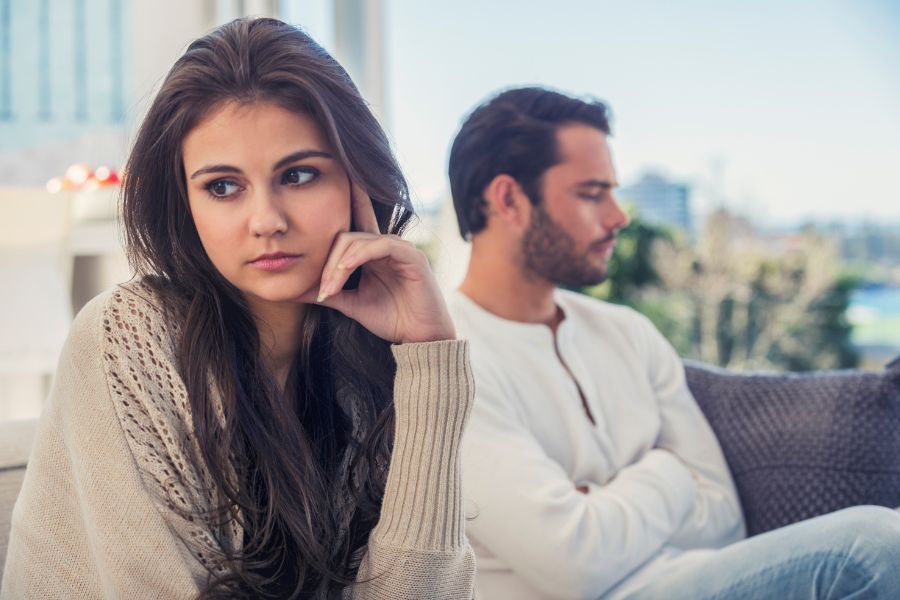Couple learning how to stop fighting and improve communication in their relationship.